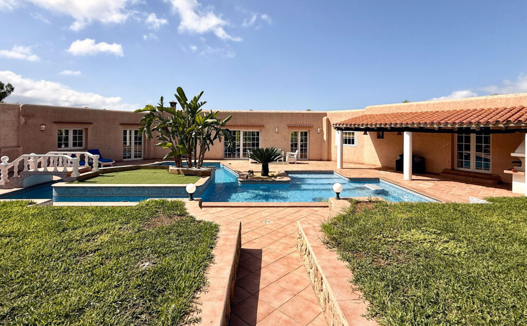 Charming Mediterranean Villa with Guest Apartment Nestled in the Peaceful Benimussa Countryside in San Agusti de Vedra — Villa