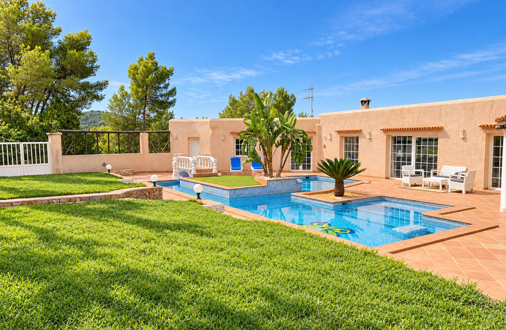 Charming Mediterranean Villa with Guest Apartment Nestled in the Peaceful Benimussa Countryside in San Agusti de Vedra — Villa