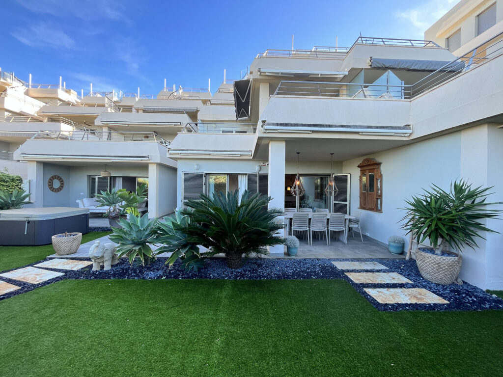 Magnificent Ground Floor Luxury Apartment of the Finest Quality & Close to the Beach in Cala Tarida — Apartment
