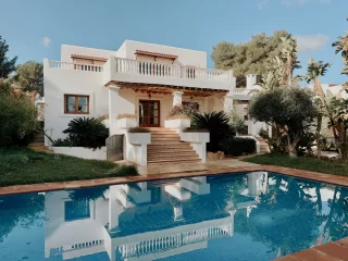 Charming Detached Villa with Pool Close to the Vibrant Town of Santa Eulalia

📍Siesta, Santa Eulalia del Rio

This delightful, traditional style villa occupies a private, rural plot of 1.200m2 in the lush, pine-clad hillsides of Siesta on Ibiza’s scenic Eastern Coast. The large, detached house boasts views from its upper-floor balconies toward the sea and the thriving resort of Santa Eulalia with its charming promenade and exclusive yachting Marina.

The property is constructed over almost 346m2 and provides four double bedrooms, one on the ground floor and three upstairs. All being ensuite, two of the rooms have bathtubs and two have walk-in showers. Suites on the upper level all benefit from access to expansive balconies, while the one on the ground floor opens onto the gardens.

DM for Details

· 
🔑 Ref: 1792
🔑 Plot: 1,200 m2
🔑 House: 346 m2
🔑 Bed:  4
🔑 Bath:  4
·

🏠  Guide Price: 3.500.000 €
·

👩🏼‍💻 Get in touch with yvonne@everythingibiza.com / scarlett@everythingibiza.com
☎️ (+34) 971 80 36 80
www.everythingibiza.com